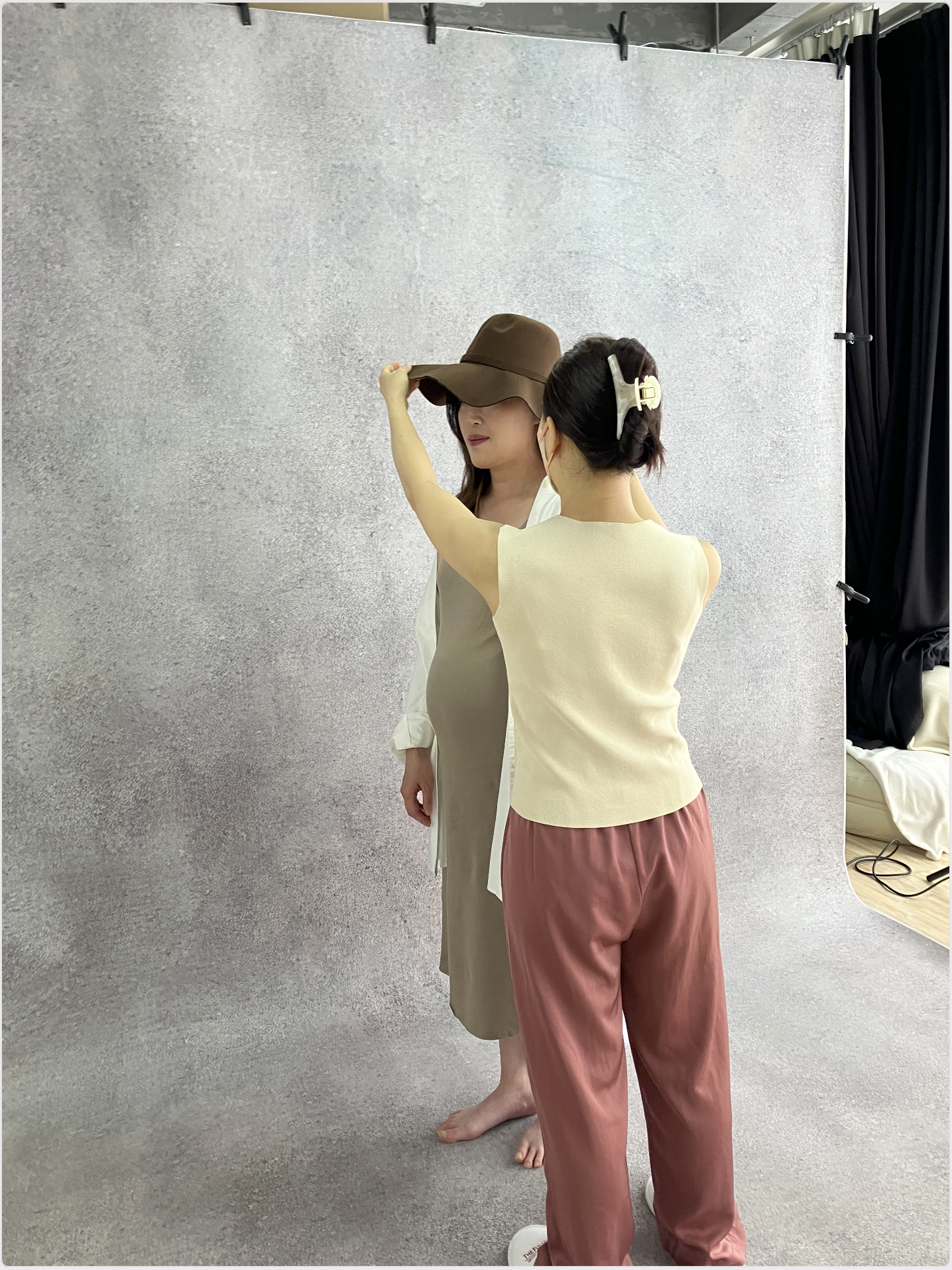 Adjusting hat Adjusting hat